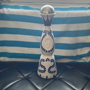 Hey I’m selling this empty liquor ceramic base